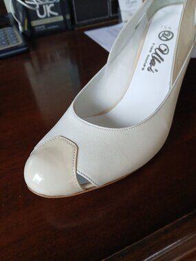 Pretty leather womens short heel pumps.